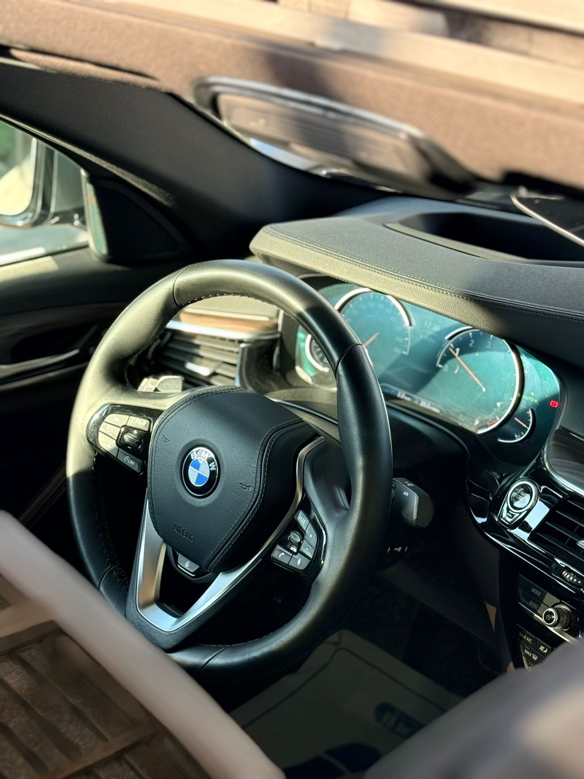 BMW 5 Series (530i G30) — миниатюра 10